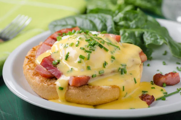 Egg benedict delish food, crispy bacon — Stock Photo, Image