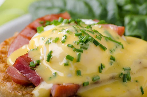 Yumurta benedict lezzetli yemek, gevrek domuz pastırması — Stok fotoğraf