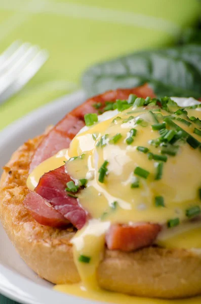 Egg benedict delish food, crispy bacon — Stock Photo, Image