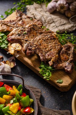 Izgara domuz pirzolası ve biber.