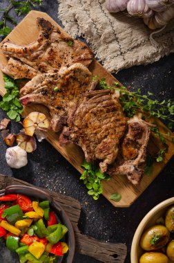 Izgara domuz pirzolası ve biber.