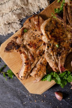 Izgara domuz pirzolası ve biber.