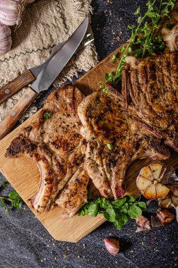 Izgara domuz pirzolası ve biber.