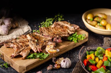 Izgara domuz pirzolası ve biber.