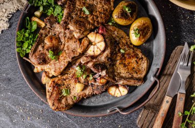 Izgara domuz pirzolası ve biber.