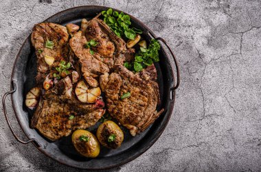 Izgara domuz pirzolası ve biber.