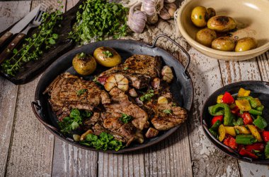 Izgara domuz pirzolası ve biber.