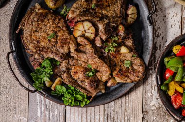 Izgara domuz pirzolası ve biber.