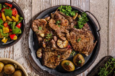 Izgara domuz pirzolası ve biber.