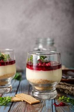 Bardakta lezzetli tatlı.
