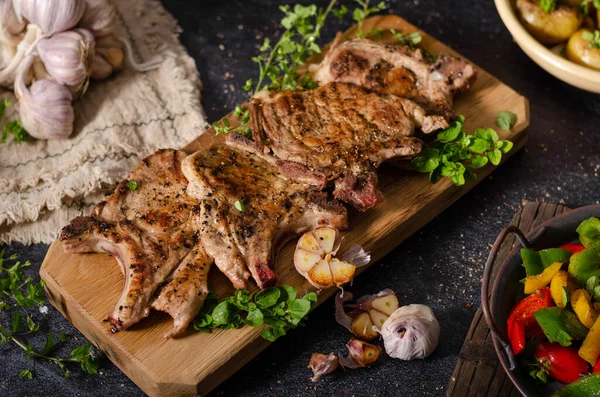 Chuletas de cerdo a la parrilla con pimientos — Foto de Stock