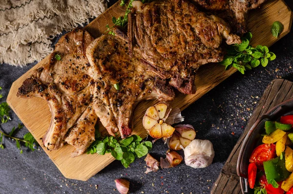 Chuletas de cerdo a la parrilla con pimientos —  Fotos de Stock