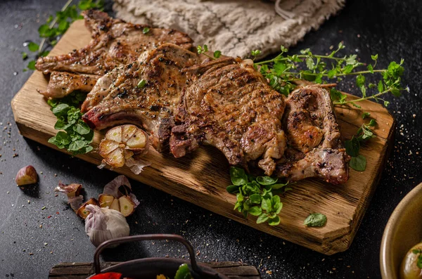 Chuletas de cerdo a la parrilla con pimientos —  Fotos de Stock