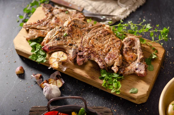 Chuletas de cerdo a la parrilla con pimientos —  Fotos de Stock