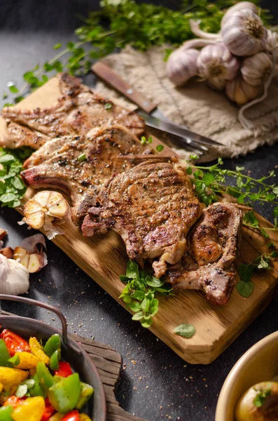 Gegrillte Schweinekoteletts mit Paprika — Stockfoto