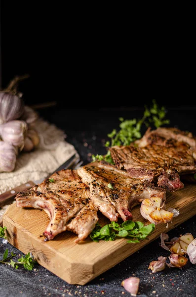 Chuletas de cerdo a la parrilla con pimientos —  Fotos de Stock