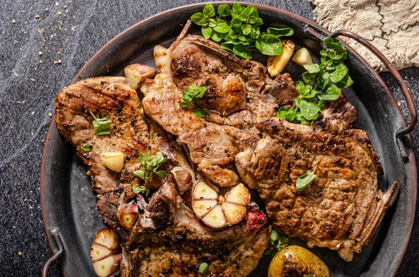 Chuletas de cerdo a la parrilla con pimientos —  Fotos de Stock