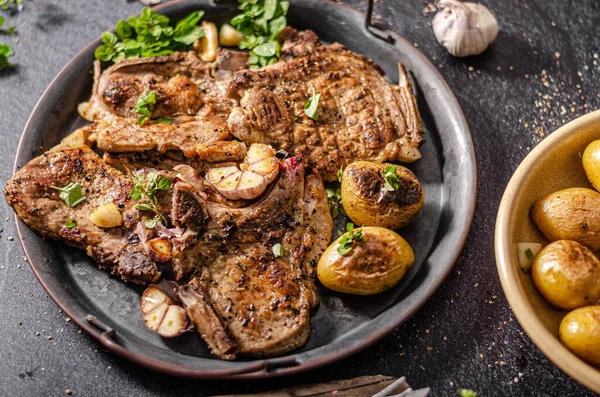 Chuletas de cerdo a la parrilla con pimientos —  Fotos de Stock