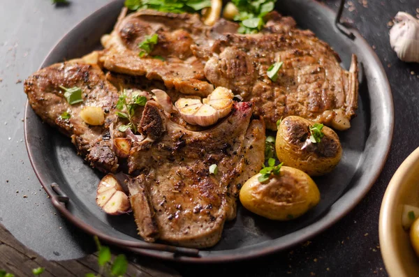 Grilled pork chops with peppers — Stock Photo, Image