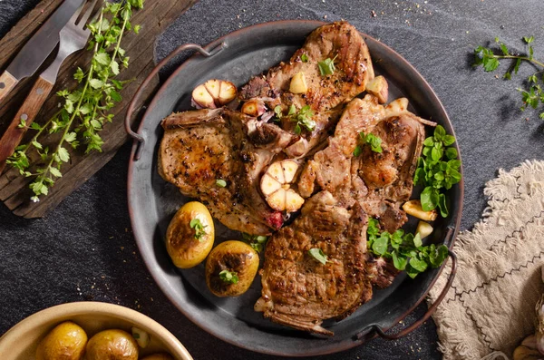 Chuletas de cerdo a la parrilla con pimientos —  Fotos de Stock