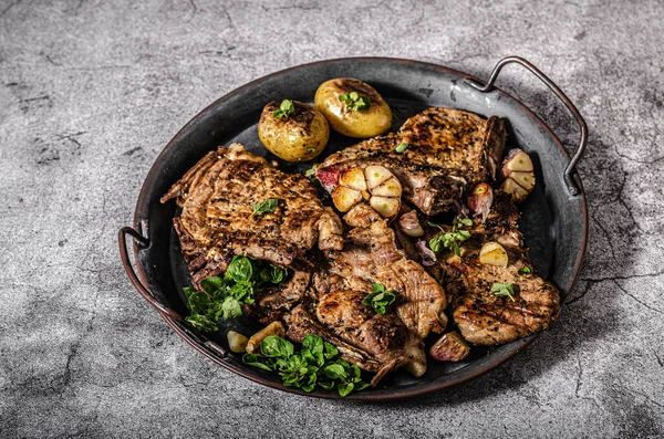 Grilled pork chops with peppers — Stock Photo, Image