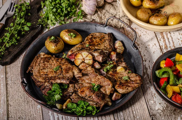 Chuletas de cerdo a la parrilla con pimientos —  Fotos de Stock