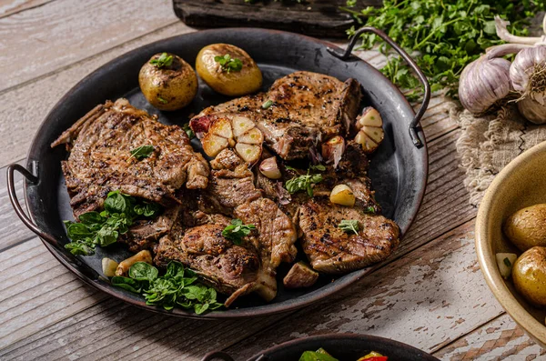 Chuletas de cerdo a la parrilla con pimientos —  Fotos de Stock