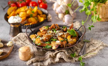 Mavi peynirli sarımsaklı tavuk kanadı