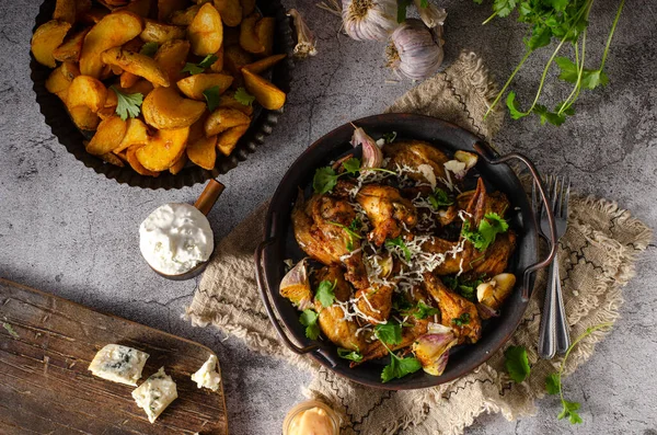 Alitas de pollo al ajo con queso azul — Foto de Stock