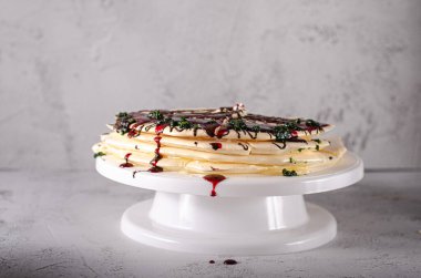 Pavlova tatlı kek ev yapımı