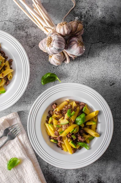 Delicosa pasta con carne de res y aguacate fresco — Foto de Stock