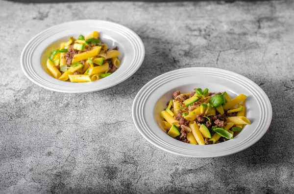 Heerlijke pasta met rundvlees en verse avocado — Stockfoto