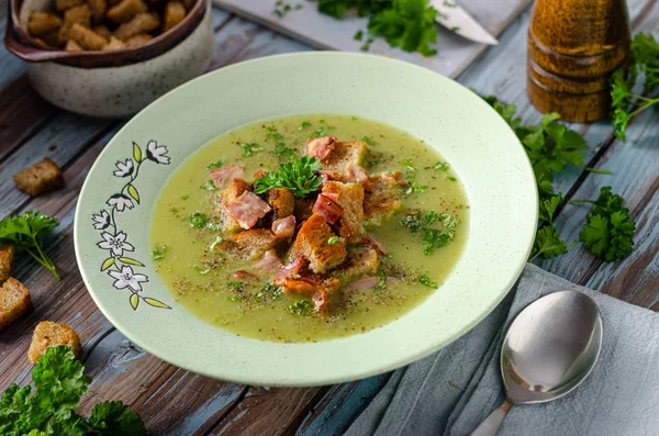 Sopa de guisantes ecológicos con migas —  Fotos de Stock