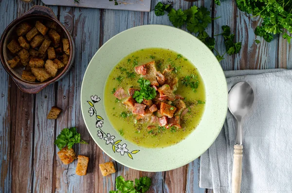 Bio-Erbsensuppe mit Krümeln — Stockfoto