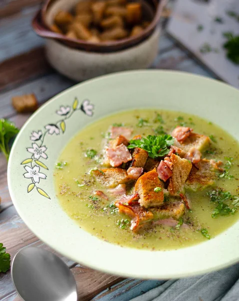 Органічний гороховий суп з крихтами — стокове фото