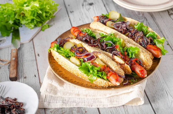 Cachorro quente com cebola vermelha — Fotografia de Stock