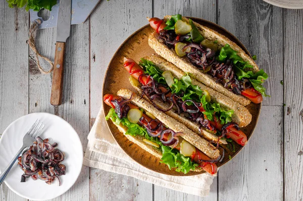 Cachorro quente com cebola vermelha — Fotografia de Stock