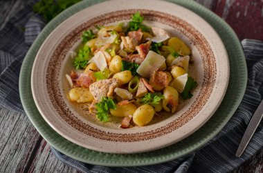 Parmesan tavuklu ev yapımı gnocchi.