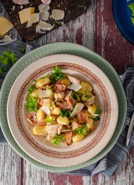 Parmesan tavuklu ev yapımı gnocchi.