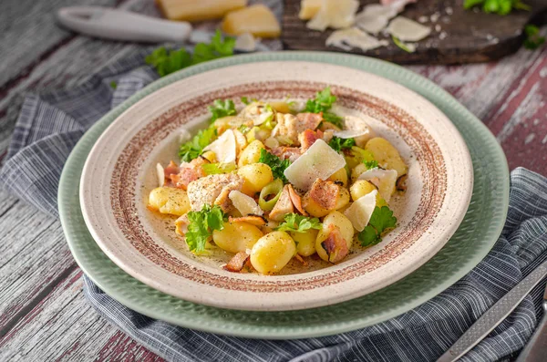 Zelfgemaakte gnocchi met parmezaanse kip — Stockfoto