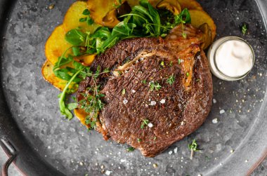 Lezzetli biftek servisi.