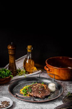 Lezzetli biftek servisi.