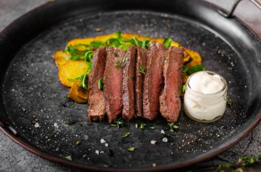 Lezzetli biftek servisi.