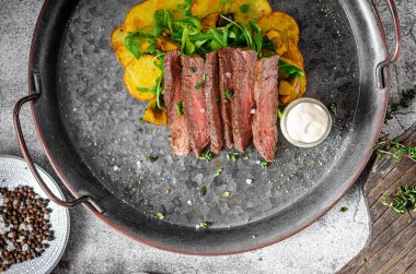 Lezzetli biftek servisi.