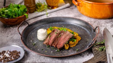 Lezzetli biftek servisi.