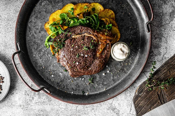 Delicious beef steak serving — Stock Photo, Image