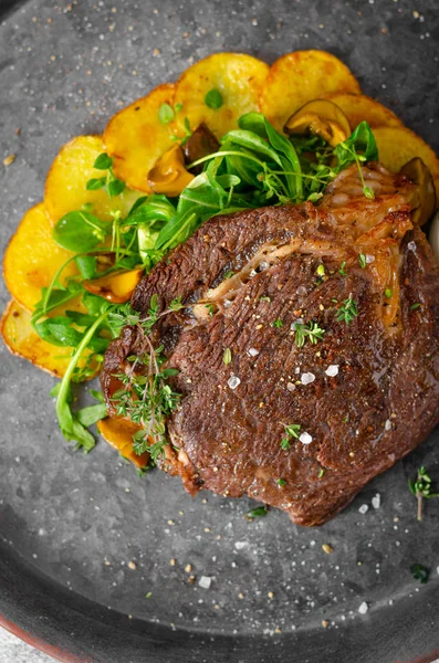 Leckeres Rindersteak serviert — Stockfoto