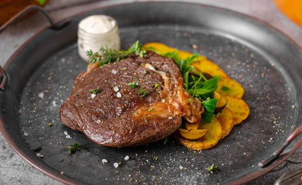 Lahodný hovězí steak. — Stock fotografie