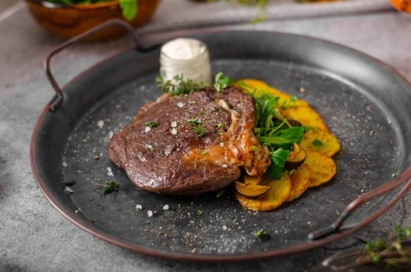 Leckeres Rindersteak serviert — Stockfoto