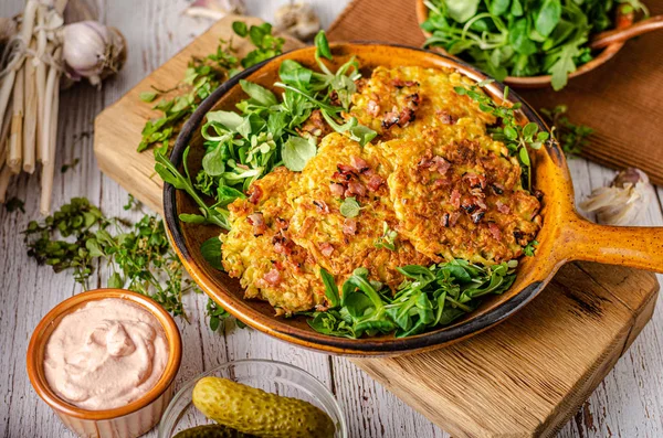 Kartoffelpuffer, köstlicher Salat — Stockfoto